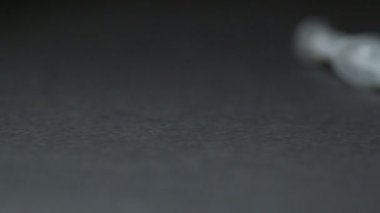 Uyuşturucu ile şırınga. siyah arka plan