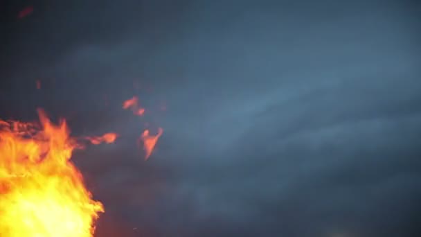 Shrove Salı günü büyük şenlik ateşi — Stok video