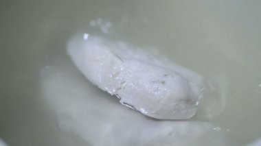 Tavada haşlanmış tavuk