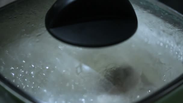 Варена курка на сковороді — стокове відео