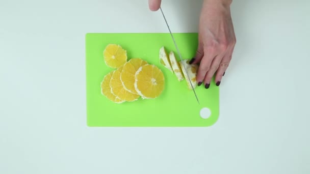 Slice the oranges with a knife — Stock Video