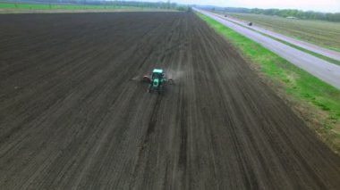Traktör gübre yapma bir alanda