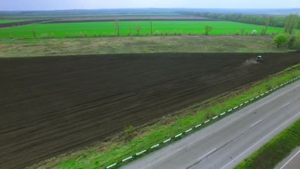 Трактор в поле для производства удобрений — стоковое видео