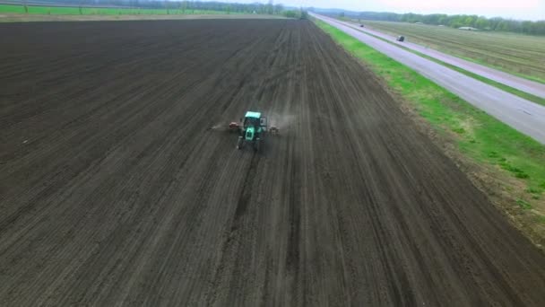 Tractor en un campo que hace fertilizante — Vídeos de Stock