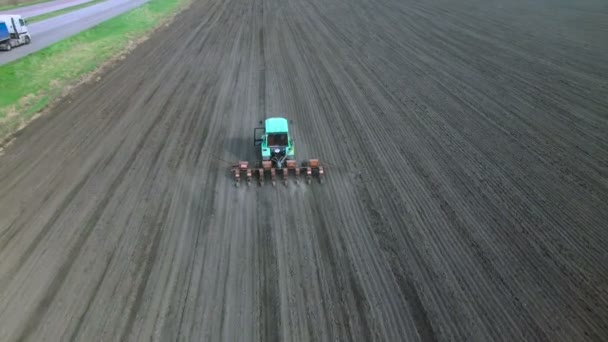 Trator em um campo fazendo fertilizante — Vídeo de Stock