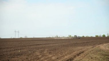 Traktör alan Ayçiçeği tohumları sows
