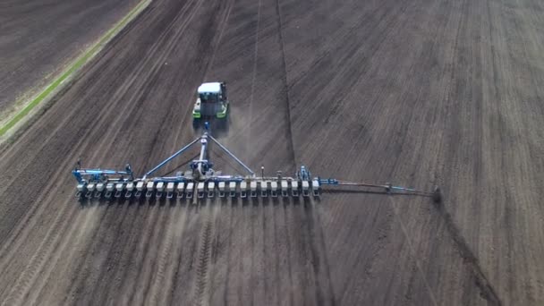 Trator no campo semear girassol — Vídeo de Stock