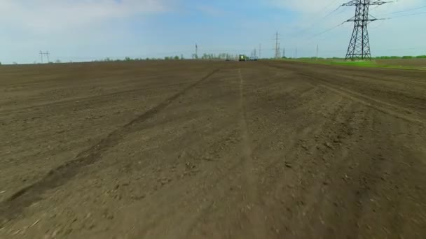 Traktor auf dem Feld sät Sonnenblume — Stockvideo