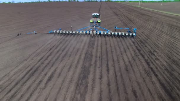 Trator no campo semear girassol — Vídeo de Stock