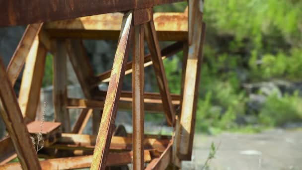 Métal rouillé dans une carrière de pierre — Video