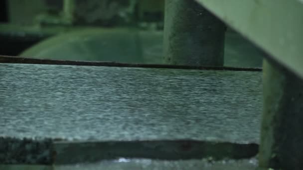 Полірування гранітних плит на виробництві — стокове відео