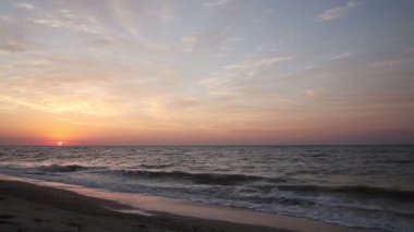 Deniz kıyısında şafak