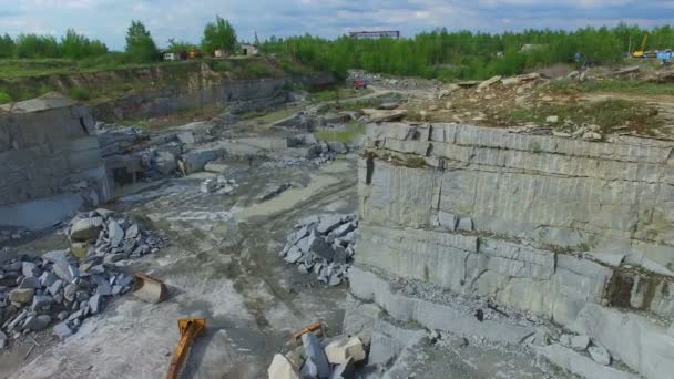 Volando sobre una cantera de piedra — Vídeo de stock