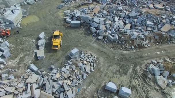 Volando sobre una cantera de piedra — Vídeo de stock