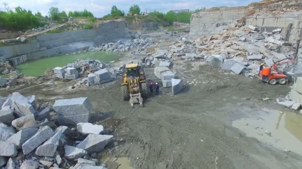 Flug über einen Steinbruch — Stockvideo