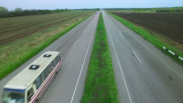 Volando sobre la carretera en primavera — Vídeos de Stock