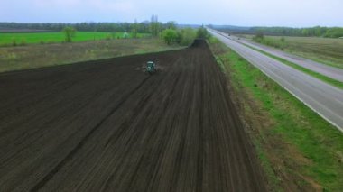 Traktör gübre yapma bir alanda