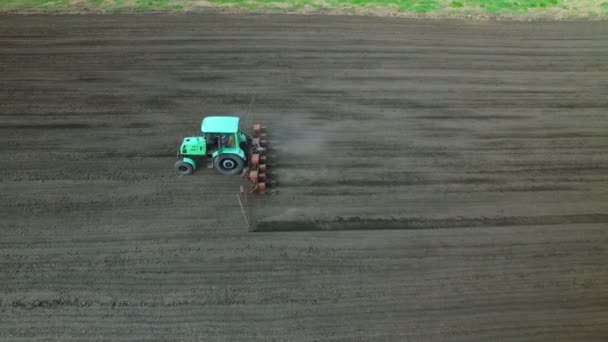 Trattore in un campo che produce fertilizzanti — Video Stock