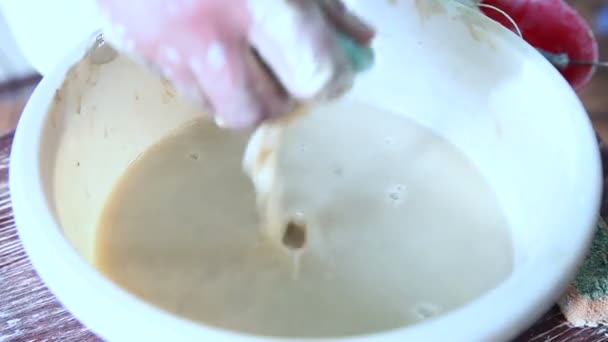 Гончар робить глиняну посудину — стокове відео