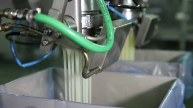 Montaj hattı üzerinde üretim tereyağında dökmek