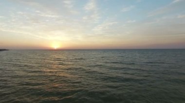 sahil üzerinde uçan