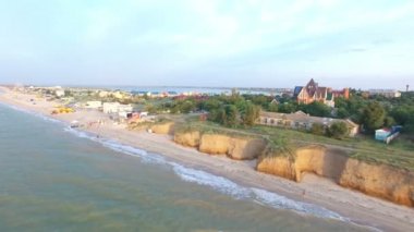 sahil üzerinde uçan