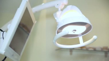 Sahne ışıkları altında ameliyat açmak