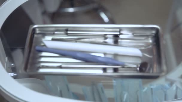Стоматологические инструменты на столе — стоковое видео