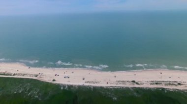 sahil üzerinde uçan