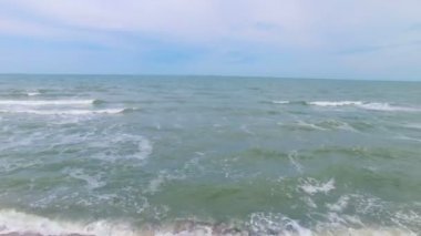 sahil üzerinde uçan