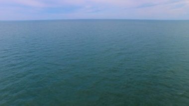 sahil üzerinde uçan