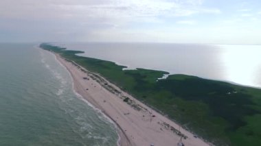 sahil üzerinde uçan