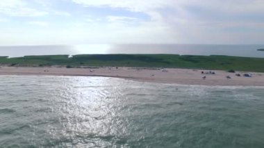 sahil üzerinde uçan