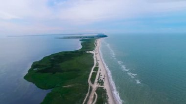 sahil üzerinde uçan