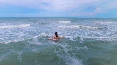 sahil üzerinde uçan