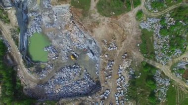 Uçan bir taş ocağı üzerinde