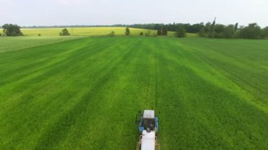 Traktör sprinkles fasulye alan