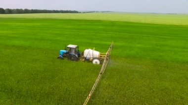 Traktör sprinkles fasulye alan