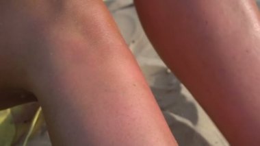 Bir kadının ayakları krema ile anoints.