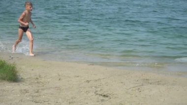 Kıyı şeridinde çalışan çocuk