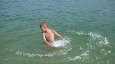 Sahilde sıçramasına çocuk