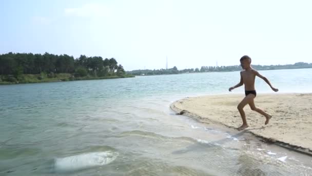 Jongen maakt een sprong in het meer — Stockvideo