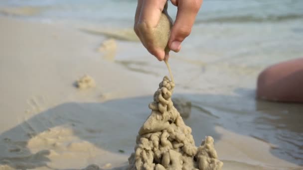 Хлопчик будує пісочний замок — стокове відео