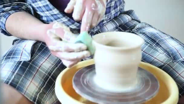 Гончар робить глиняну посудину — стокове відео
