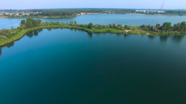 Volando sobre el lago azul — Vídeo de stock