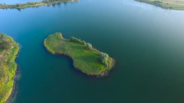 Vliegen over het blauwe meer — Stockvideo