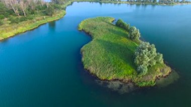 Mavi Göl üzerinde uçan