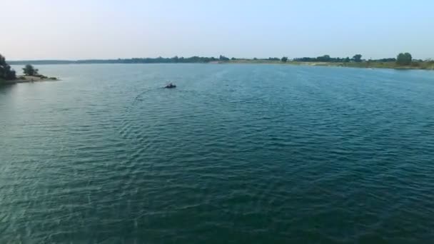 飞越的蓝色的湖面 — 图库视频影像