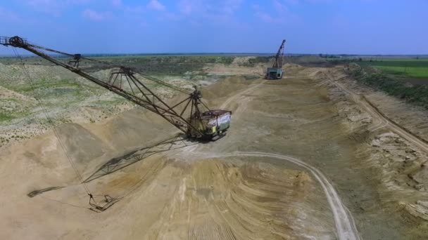 Volar en la carrera de una excavadora — Vídeos de Stock