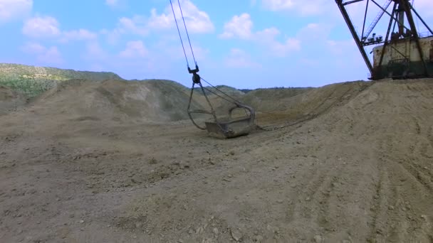 Flygande i karriären för en grävmaskin — Stockvideo